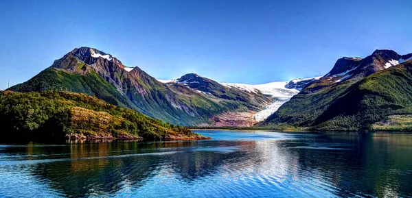 Vista panoramica sul ghiacciaio Nordfjorden e Svartisen, Meloy, Norvegia Immagine Stock