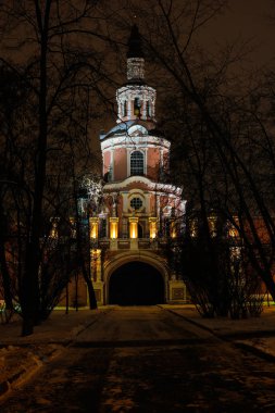 Kuzey kapısı ve Tihvin Donskoy kilise Manastırı, Moskova, Rusya Federasyonu için gece kış görüntüleyin