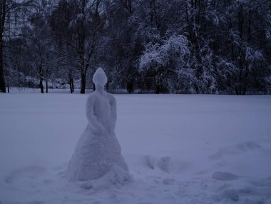 karışık orman Kolomenskoye Emlak ve snowgirl sonra kar yağışı, Moskova, Rusya Federasyonu