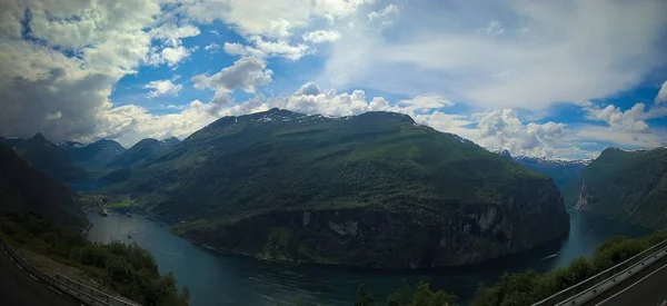 Luchtfoto panorama-view naar Geiranger fjord, Trollstigen, Noorwegen — Stockfoto