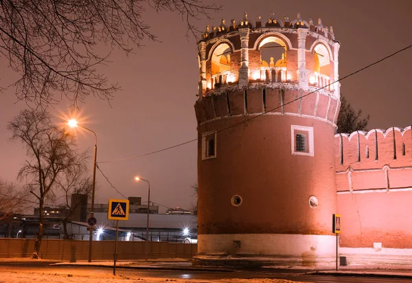 Burcu ve duvar Donskoy Manastırı, Moskova, Rusya Federasyonu için gece kış görüntüleyin