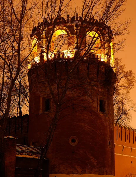 Vista invernale notturna al bastione e muro del monastero Donskoy, Mosca in Russia — Foto Stock