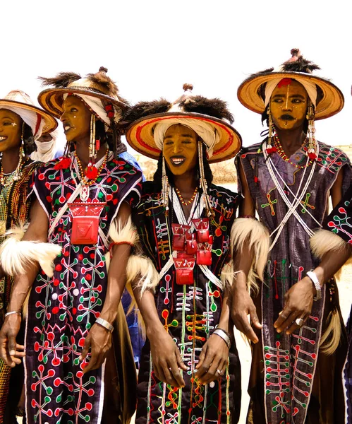 Мужчины танцуют Яке и поют на фестивале Guerewol в деревне Ингал, Агадес, Нигер — стоковое фото