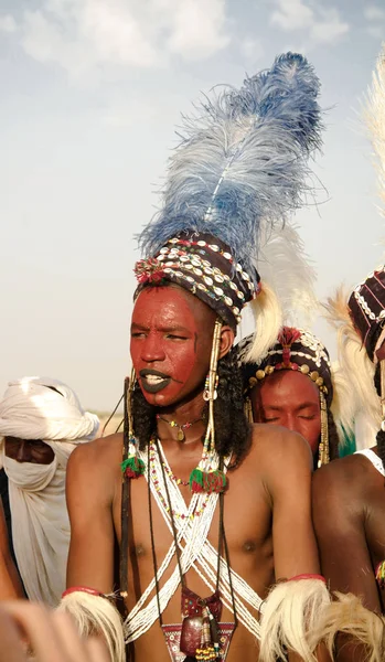 Muž tančící Yaake tanec a zpívat na Guerewol festivalu v Ingall vesnici, proudících, Niger — Stock fotografie