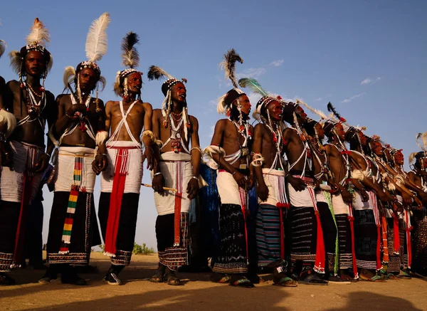 Muži tančí Yaake tančit a zpívat na Guerewol festivalu v Ingall vesnici, proudících, Niger — Stock fotografie