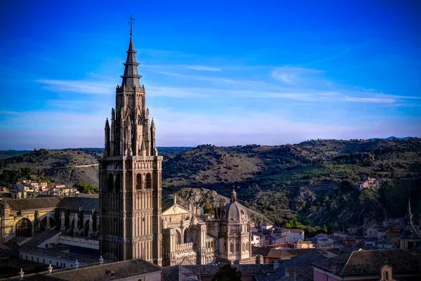 Vista aérea panorámica de la catedral de Toledo desde el campanario de la iglesia jesuita de San Ildefonso, Toledo, España — Foto de Stock