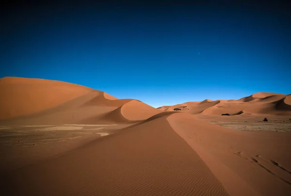 Paisagem de dunas de areia e escultura da natureza de arenito em Tamezguida no parque nacional Tassili nAjjer, Argélia — Fotografia de Stock