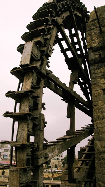 Sulama su çarkı norias Orontes nehir, Suriye Hama — Stok fotoğraf