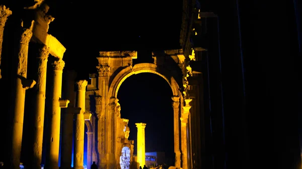Colonne di Palmira nella notte, distrutte da DAESH, Siria — Foto Stock