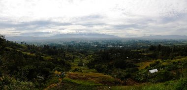 Mount Hagen şehrine gidiyor, Papua Yeni Gine Hava panoramik görünüm
