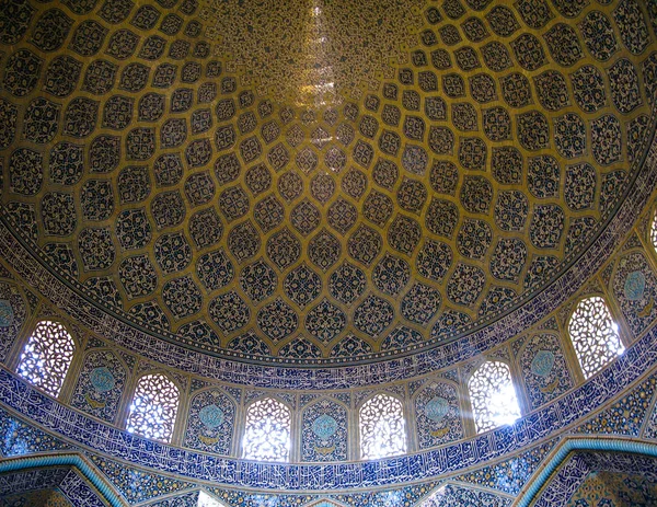 Weergeven om de koepel van de moskee van Lotfollah, Isfahan, Iran — Stockfoto