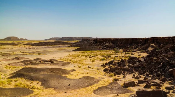 Skalnatá krajina v saharské pouště poblíž Tchirozerine regionu, proudících, Niger — Stock fotografie