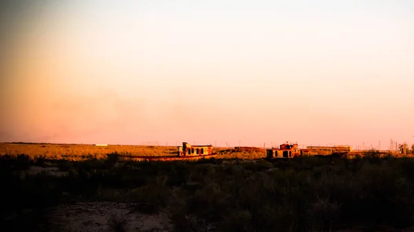 Panoramę cmentarz statkiem o zachodzie słońca w pobliżu Moynaq, Karakalpakstan, Uzbekistan — Zdjęcie stockowe