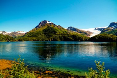 Nordfjorden ve Svartesien buzul, Meloy, şarkı sözleri, Norveç için Panorama görünüm