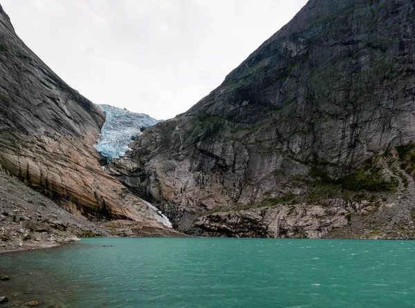 Panorámás kilátással a Briksdal-gleccser Norvégiában — Stock Fotó