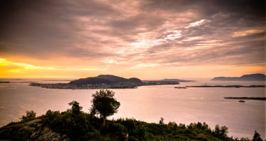 Alesund için günbatımı panorama görünümünden Fjellstua bakış açısı, Norveç