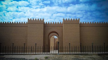 Kısmen restore edilmiş Babil harabelerinin kapısı, Hillah, Irak