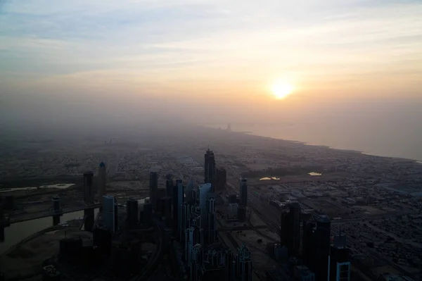 Панорама панорамою заходу сонця або хмарочосів Дубаї, ОАЕ — стокове фото