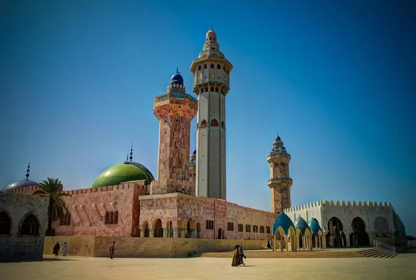Utsidan av Touba moskén, center av Mouridism och Cheikh Amadou Bamba gravplatsen Touba, Senegal — Stockfoto
