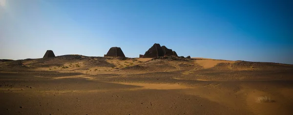 Panoráma Meroé piramisok a sivatagban, napkeltekor, Szudán, — Stock Fotó