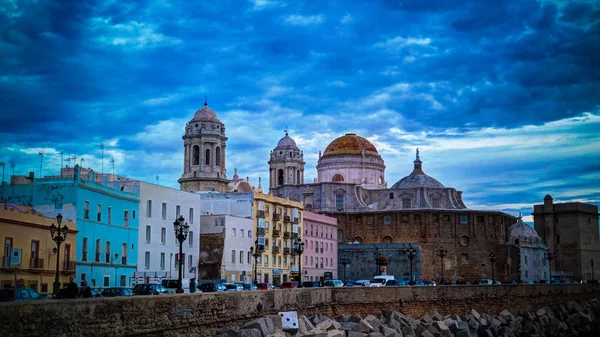 Vista del atardecer al paseo marítimo y a la Catedral de Cádiz, España — Foto de Stock