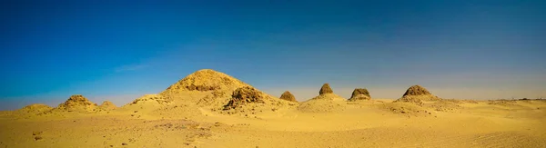 Západ slunce na Nuri pyramid v poušti, Napata, Karima regionu, Súdán — Stock fotografie