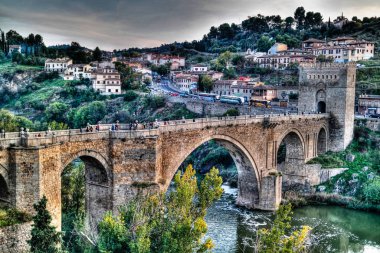 San Martins Köprüsü ve Tagus Nehri, Toledo, İspanya için havadan görünümü