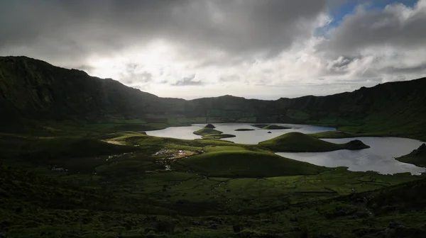 Pôr-do-sol paisagem vista para a cratera Caldeirao, Corvo ilha, Açores, Portugal — Fotografia de Stock