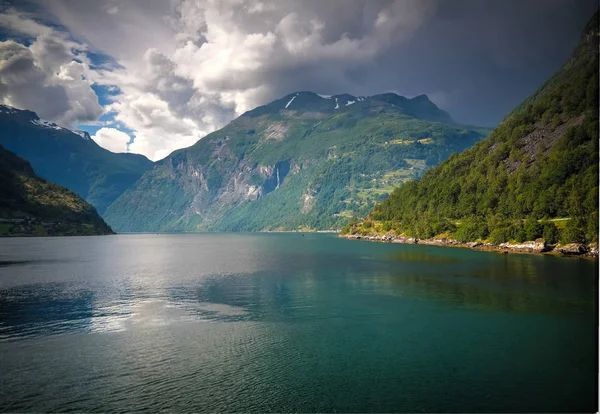 Luchtfoto panorama-view naar Geiranger fjord en Trollstigen, Noorwegen — Stockfoto