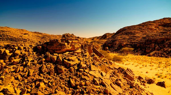 Vista panorámica aérea de la montaña El Berdj y el desfiladero erg en el parque nacional Tassili nAjjer, Argelia — Foto de Stock