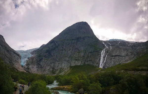 Panorámás kilátással a Briksdal-gleccser Norvégiában — Stock Fotó