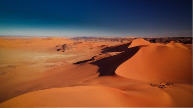 Tin Merzouga dune adlı Tassili najjer Milli Parkı Cezayir için gün batımı görünümü