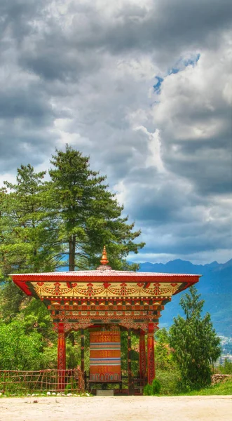 Modlitební mlýnek v Semtokha Dzong v Thimphu, Bhútán — Stock fotografie