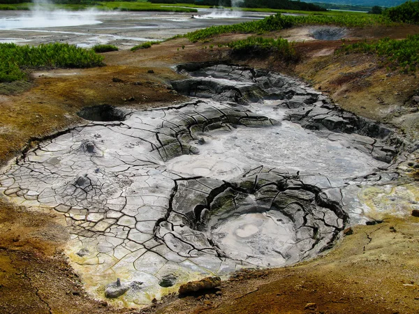 Vista para vulcões de lama dentro da Caldeira do Vulcão Uzon, Kamchatka, Rússia — Fotografia de Stock