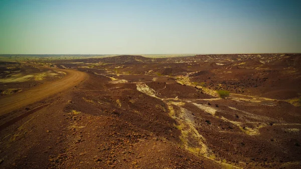 Skalisty krajobraz na pustyni Sahara w pobliżu Tchirozerine regionu, Mitshubishi, — Zdjęcie stockowe