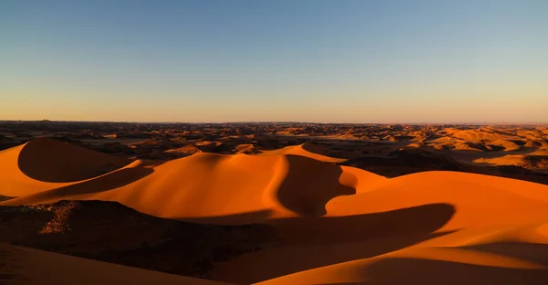 Панорамою заходу сонця на олово Merzouga dune на Tassili najjer Національний парк в Алжирі — стокове фото