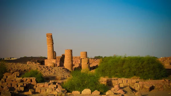 Die letzten stehenden Säulen des Napata-Tempels am Fuße des Jebel Barkal-Berges, Karima, Sudan — Stockfoto