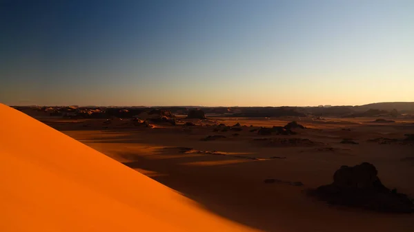 Coucher de soleil sur la dune de Tin Merzouga au parc national du Tassili nAjjer en Algérie — Photo