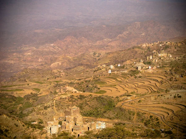 Nézd Manakha erőd, a régi város és a terasz gazdálkodás, Jemen — Stock Fotó