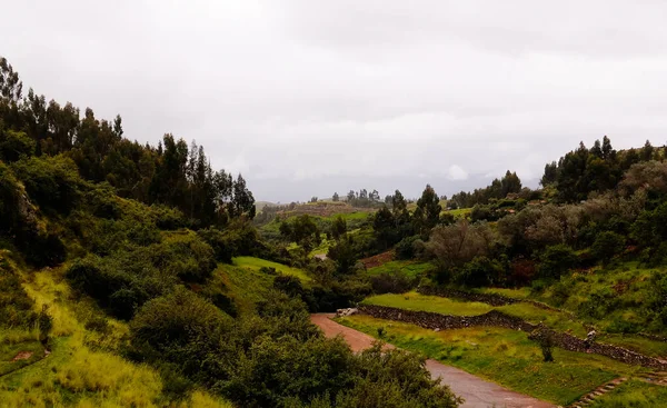 Uitzicht op de ruïnes van Puca Pucara aka rode vesting in Cuzco, Peru — Stockfoto