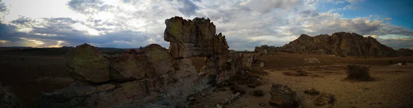 Resumen Formación rocosa cerca de ventana de piedra en el parque nacional de Isalo, Madagascar — Foto de Stock