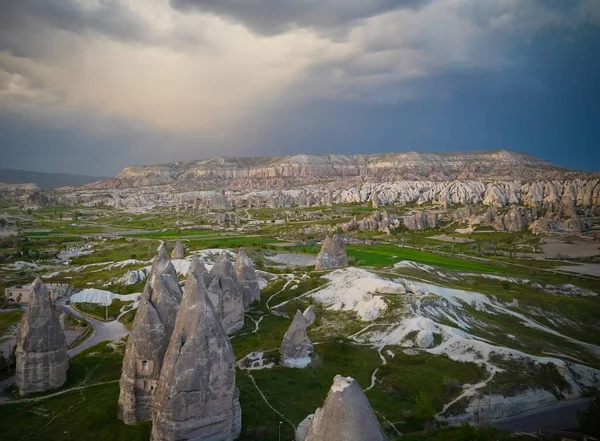 Vista panorámica al atardecer de la ciudad de Goreme, Capadocia, Turquía — Foto de Stock