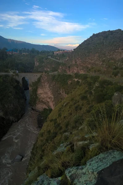 Vista panorámica del amanecer aéreo al río Colca y la montaña Sabancaya Chivay, Perú — Foto de Stock