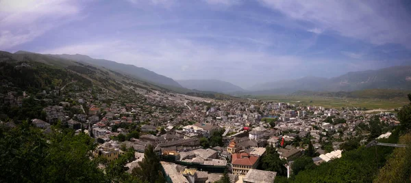 Vista panorámica aérea de la ciudad de Gjirokaster, Albania — Foto de Stock