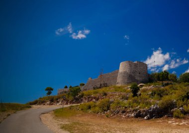 Lekuresi Kalesi ve askeri sığınaklarla manzara, Saranda, Arnavutluk