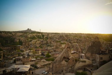 Göreme şehrine gün batımı panoramik görünümü, Kapadokya, Türkiye