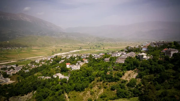 Vista panorámica aérea de la ciudad de Gjirokaster, Albania — Foto de Stock