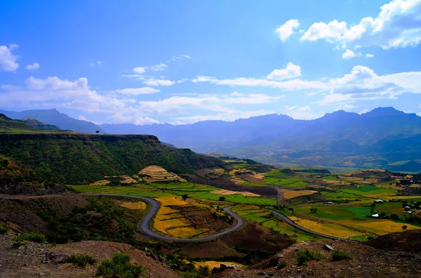 Panorama aéreo de montañas Semien y valle con campos de teff alrededor de Lalibela, Etiopía — Foto de Stock