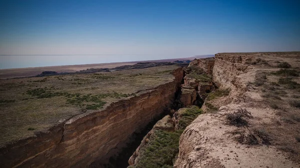 Vue panoramique sur la mer d'Aral depuis le bord du Plateau Ustyurt près du cap Aktumsuk, Karakalpakstan, Ouzbékistan Photos De Stock Libres De Droits