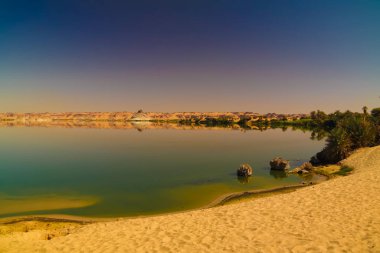 Ennedi, Çad'daki Ounianga Serir göllerinin Teli göl grubuna panoramik manzara